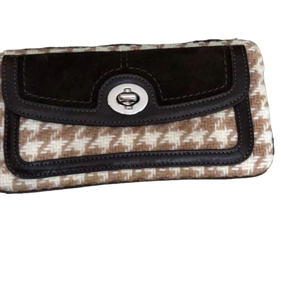 Coach tan & white houndstooth leather wristlet with hang tag - Picture 12 of 13